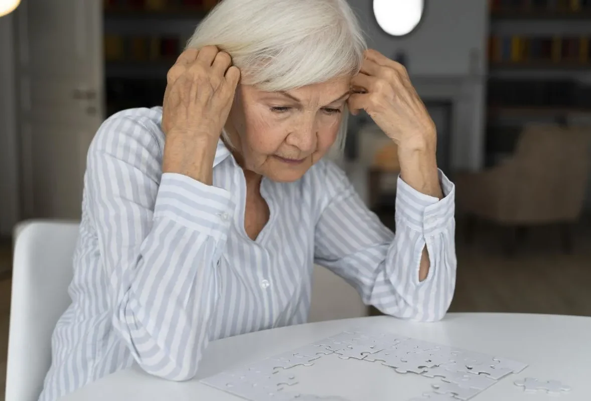 Alzheimerul – primele semne, cauze, tratament și prevenție. Ghid complet